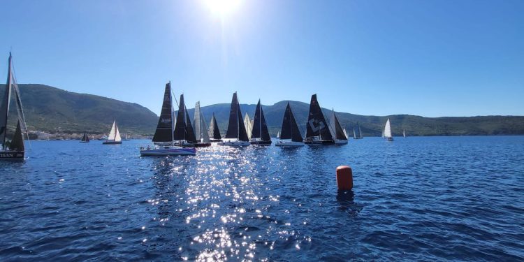 DINAMIČNA ZAVRŠNICA Završena 34. Komiška regata: "Prvo levanat, a na kraju maestral!"
