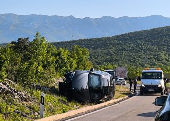 DRAMATIČNA SCENA KOD ZAGVOZDA Automobil se okrenuo na bok!