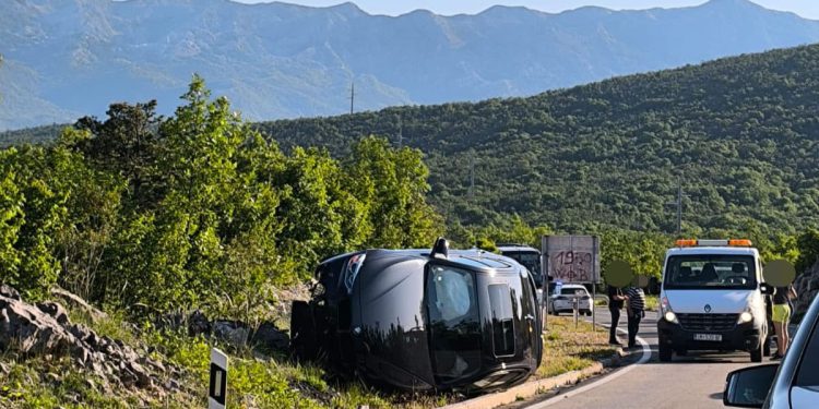 DRAMATIČNA SCENA KOD ZAGVOZDA Automobil se okrenuo na bok!