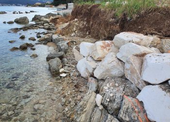 DRSKO I ILEGALNO Devastator pomorskog dobra iz Kaštel Štafilića ilegalno pobacao kamenčure po plaži, a sad se još i žali na odluku da ih mora ukloniti!