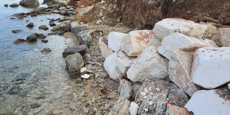 DRSKO I ILEGALNO Devastator pomorskog dobra iz Kaštel Štafilića ilegalno pobacao kamenčure po plaži, a sad se još i žali na odluku da ih mora ukloniti!