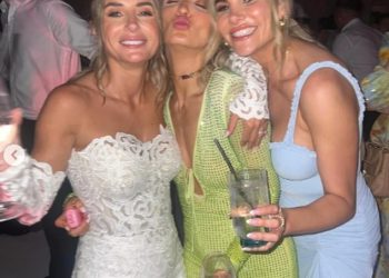 Dani Dyer zabavlja se u ranim satima nakon vjenčanja s tematskim Bridgertonom u raskošnom čipkastom mini dok otac mladenke Danny započinje prijem s nepristojnom himnom West Ham Anthem