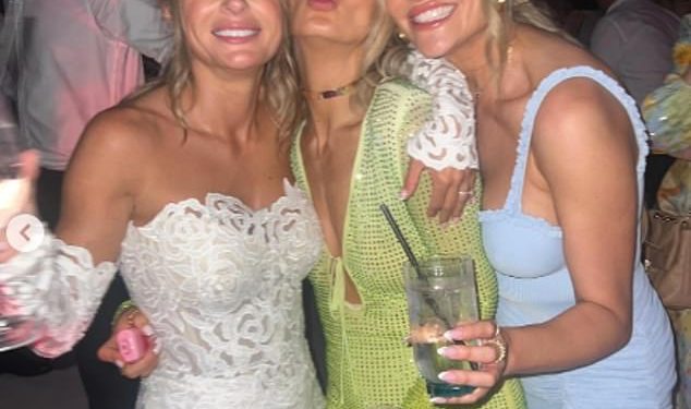 Dani Dyer zabavlja se u ranim satima nakon vjenčanja s tematskim Bridgertonom u raskošnom čipkastom mini dok otac mladenke Danny započinje prijem s nepristojnom himnom West Ham Anthem