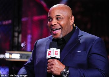 Daniel Cormier puca na Jon Jonesa kako bi ga ismijavao na društvenim medijima dok vrši pritisak na starog suparnika da brani naslov u teškoj kategoriji protiv Toma Aspinall -a