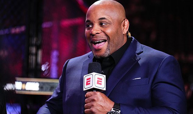 Daniel Cormier puca na Jon Jonesa kako bi ga ismijavao na društvenim medijima dok vrši pritisak na starog suparnika da brani naslov u teškoj kategoriji protiv Toma Aspinall -a