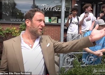 Dave Portnoy izvire u gužvu Heckling Antisemits Slurs tijekom događaja u Torontu Pizza