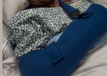 David Beckham hospitalizirao se nakon što je ostao u ‘nepodnošljivoj’ boli – kao što supruga Victoria dijeli sliku zvijezde s rukom u Sling