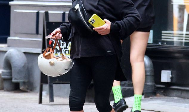 Deborra -Lee Furness ostaje bez šminke dok vozi električni skuter u New Yorku – nakon razgovora može napisati recite sve knjige o Hugh Jackman Splitu