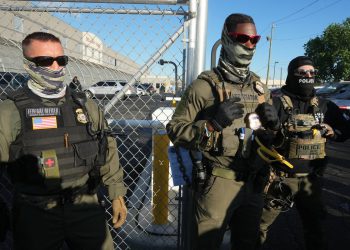 Demokrati pozivaju da agenti ICE -a da izgube maske i puštaju identitete. DHS kaže da nema šanse