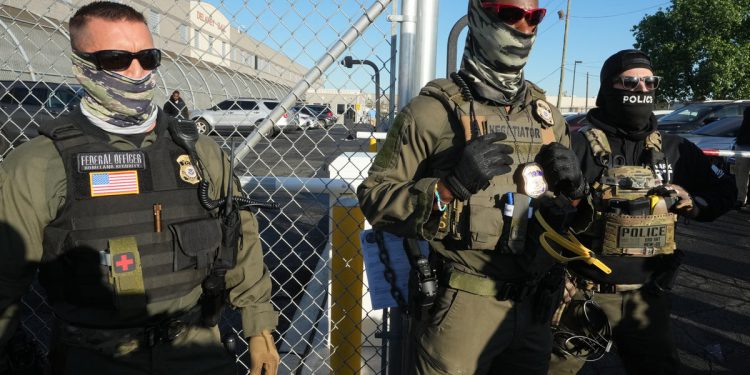 Demokrati pozivaju da agenti ICE -a da izgube maske i puštaju identitete. DHS kaže da nema šanse