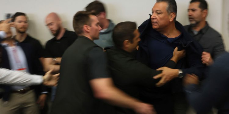 Demokrati su ogorčili nakon saveznih agenata lisice Sen Padilla na Noem Press događaju