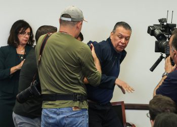 Demokratski senator Alex Padilla lisicama i prisilno uklonjena s konferencije za imigraciju Kristi Noema