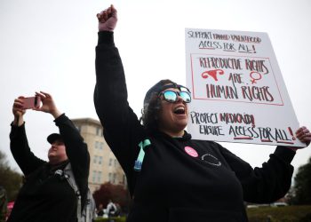 Deseci tisuća žena prisiljenih da putuju iz države na skrb o pobačaju nakon što je Roe v Wade prevrnut 2022. godine