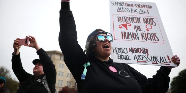 Deseci tisuća žena prisiljenih da putuju iz države na skrb o pobačaju nakon što je Roe v Wade prevrnut 2022. godine