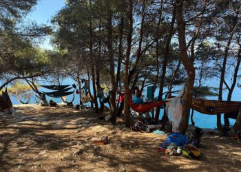 Divlje kampiranje na Galebovim stijenama u Puli
