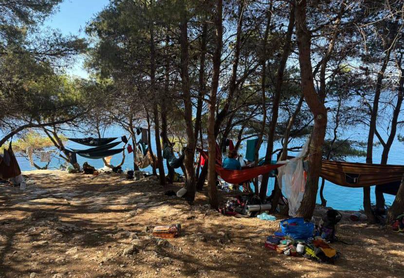 Divlje kampiranje na Galebovim stijenama u Puli