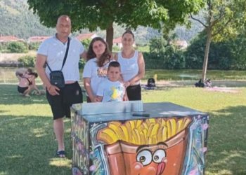 Djevojčica iz Hercegovine otvorila štand s pomfritom kako bi pomogla svom ocu koji boluje od tumora