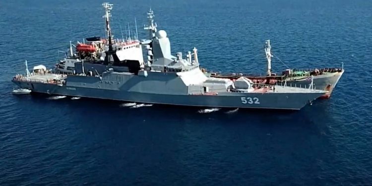 Do zuba naoružan ruski ratni brod se “prerušen” provukao kroz La Manche!