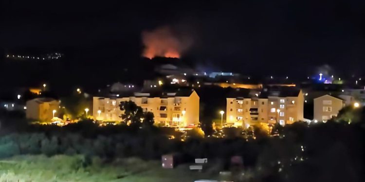 Dobre vijesti iz Solina: Lokaliziran požar iznad Japirka, gasilo ga pet vatrogasnih društava