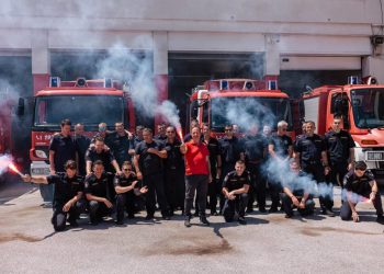 Događaj o kojem će generacije pričati: Splitski vatrogasci dirljivo ispratili omiljenog kolegu i šefa Mikulu u mirovinu