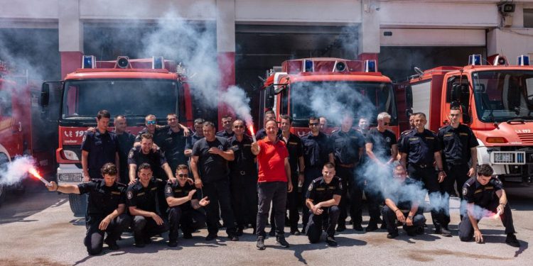 Događaj o kojem će generacije pričati: Splitski vatrogasci dirljivo ispratili omiljenog kolegu i šefa Mikulu u mirovinu
