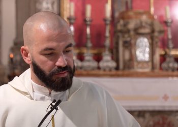 Don Mirko progovorio o odijevanju, izazvao reakcije: ‘Zašto, ženo, majko, djevojko?’