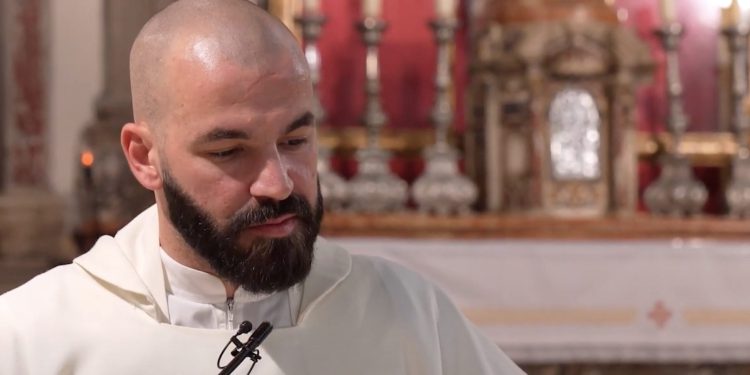 Don Mirko progovorio o odijevanju, izazvao reakcije: ‘Zašto, ženo, majko, djevojko?’