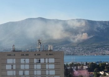 Doznajemo kakva je situacija na požarištu iznad Kaštela. Gasitelji će cijelu noć biti na terenu