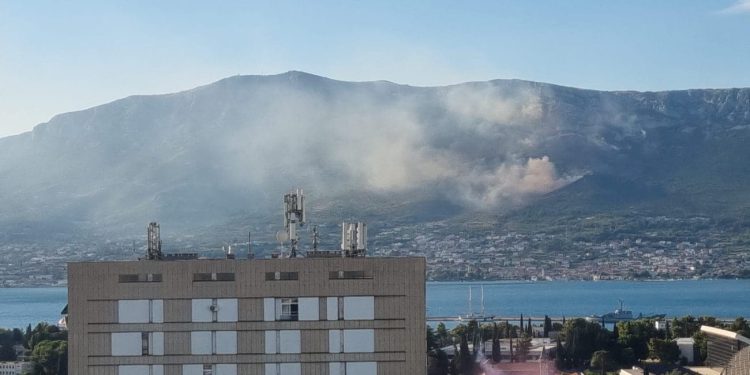 Doznajemo kakva je situacija na požarištu iznad Kaštela. Gasitelji će cijelu noć biti na terenu