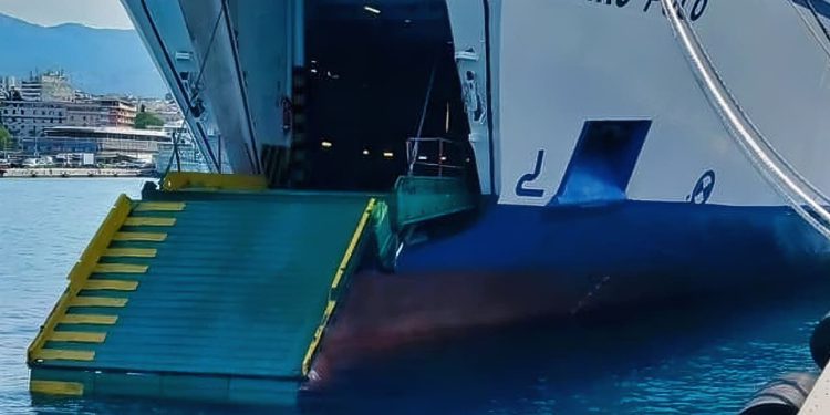 Društvenim mrežama kola fotografija rampe u moru. Jadrolinija: “Radi se o redovnom održavanju”