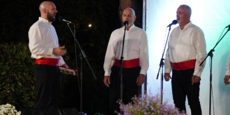 Dugi Rat domaćin Ivanjskih večeri klapa: Zasjala i djeca i nagrađivane klape