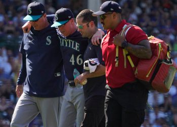 Dva igrača bejzbola razboljela su se u vrućini dok se vremenske prilike pojačavaju u SAD -u