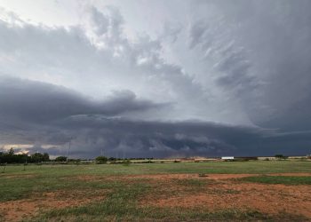 Dvije osobe su ubijene i tisuće su ostale bez struje nakon što su oluje pomicale južne države