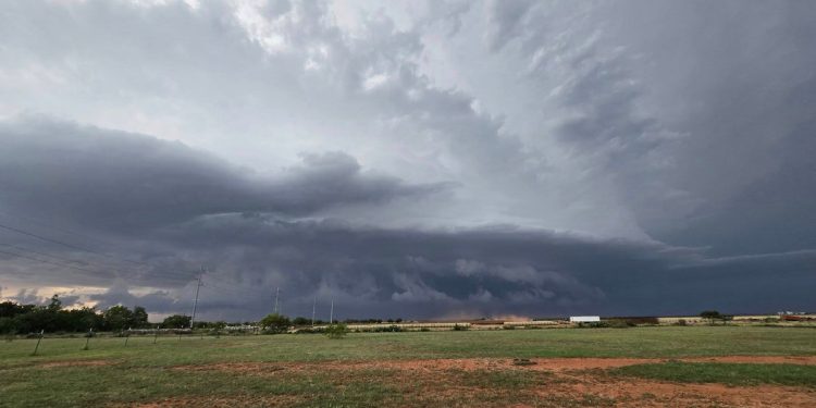 Dvije osobe su ubijene i tisuće su ostale bez struje nakon što su oluje pomicale južne države