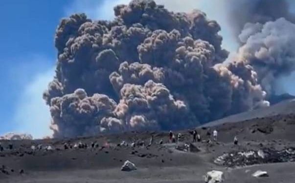ETNA ERUMPIRALA Turisti bježe glavom bez obzira, magma probija na površinu