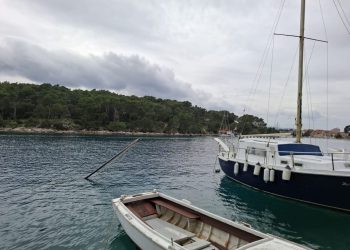 Ekološka ‘bomba’ na dnu mora na Hvaru: Potopljenu jedrilicu nitko ne vadi