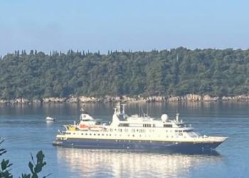 Ekspedicijski brod National Geographica stigao ispred Lokruma