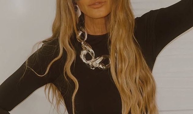 Elle Macpherson (61) otkriva svoj vrlo vitak okvir i vitko lice dok pohađa događaj Cannes Lions