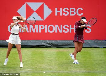 Emma Raducanu i Katie Boulter formiraju tenis ‘Ultimate Power Par kao Britanci udružili se u Queen’s – ali BBC Blunder znači da ga navijači ne mogu gledati:’ Utter Madness ‘