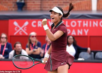 Emma Raducanu služi izravnim setovima kraljice kvalifikatora kao bivša američka otvorena prvaka u drugom krugu nakon udvostručavanja uspjeha