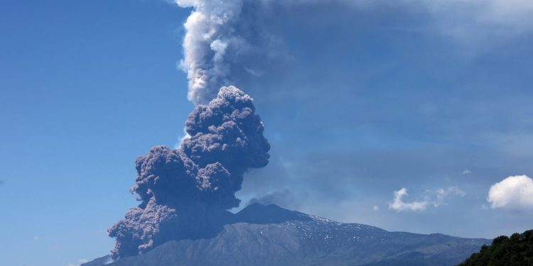 Erupcija Mount Etna preslikana: Koliko često izbija Italijanska “Dama prstenova”?