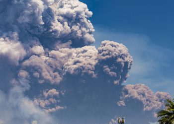 Erupcija vulkana uzrokuje paniku u Italiji (video) – RT World News