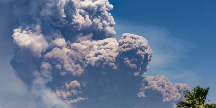 Erupcija vulkana uzrokuje paniku u Italiji (video) – RT World News