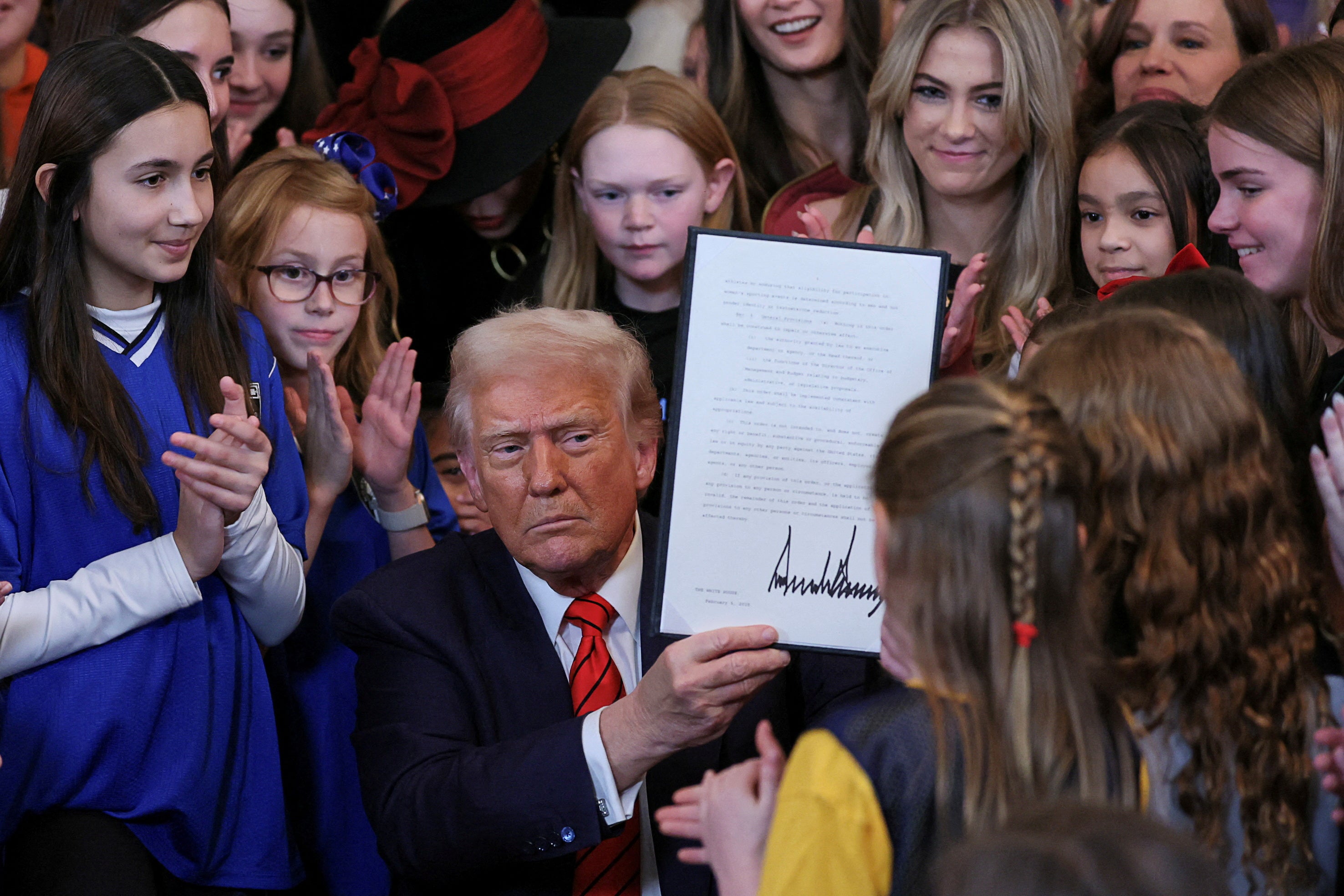 Više od dvije desetine država zabranilo je pristup skrbi o rodu za trans mlade, a Trump je potpisao izvršnu naredbu koja je ciljala na recept pubertetskih blokatora, hormonske terapije i potvrđivanje operacija za sve mlađe od 19 godina