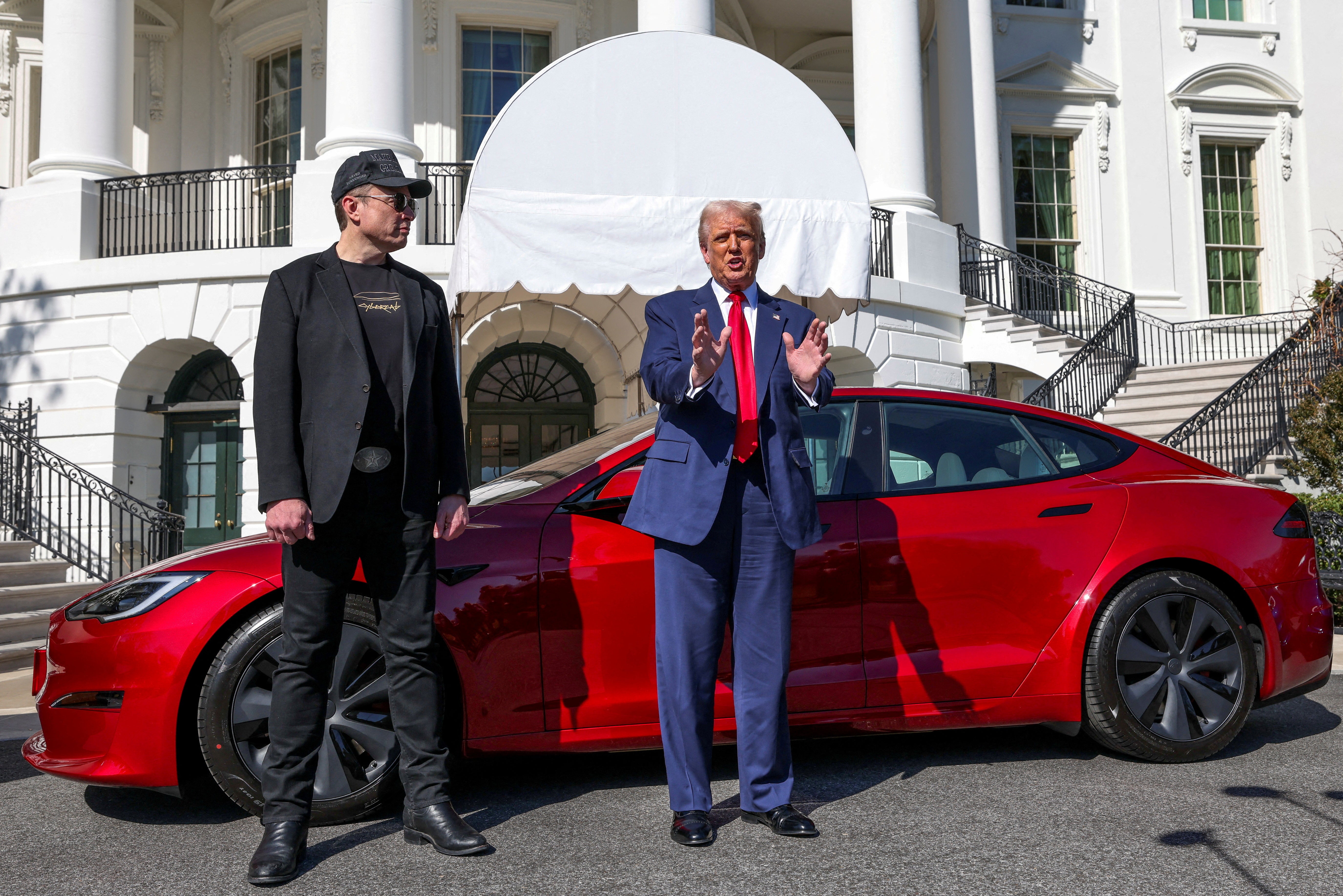 Musk i Trump poziraju s Tešom u Bijeloj kući 11. ožujka 2025