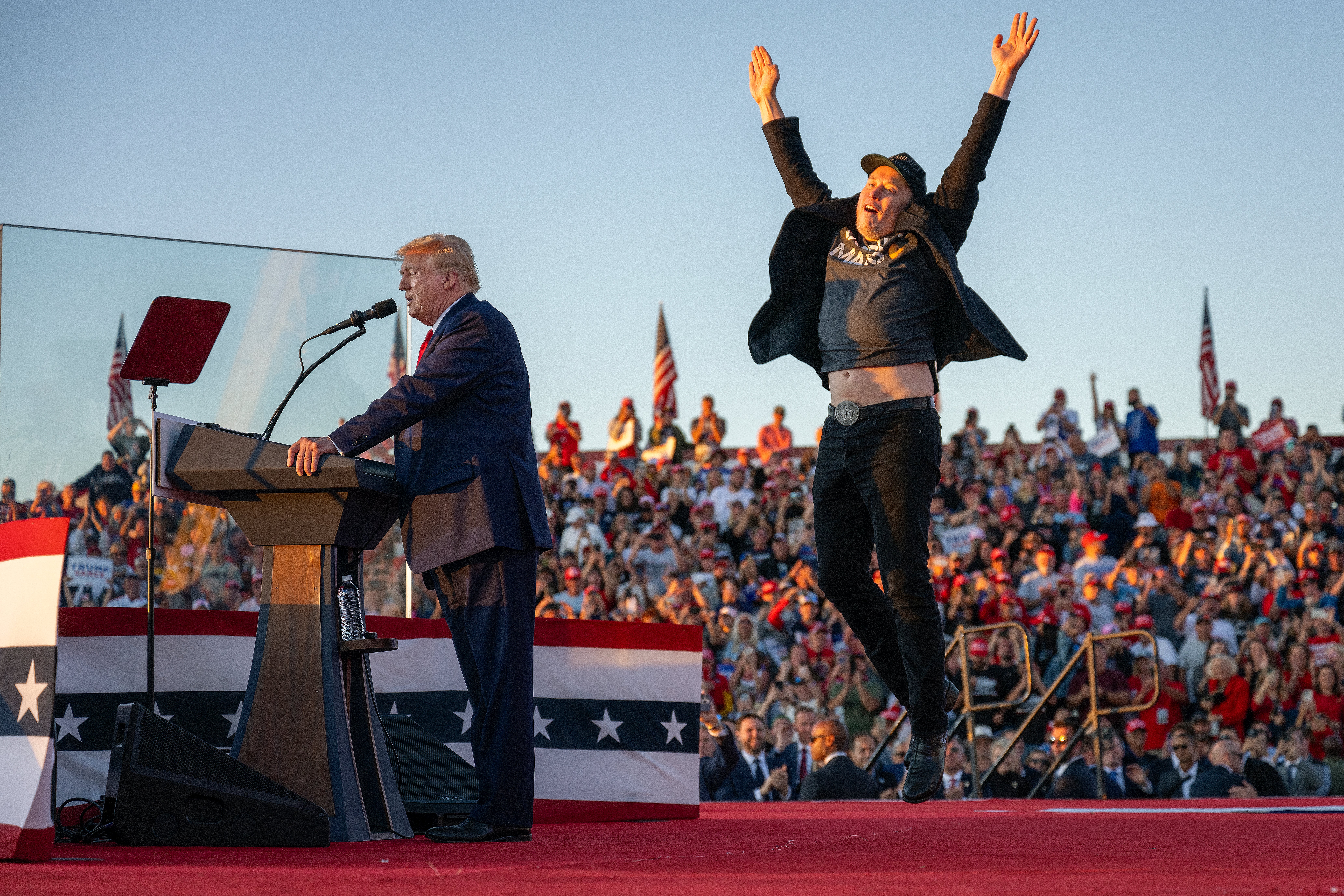 Musk, koji je prethodno izrazio podršku Demokratskoj stranci, ostao je politički ambivalentan do srpnja 2024. i pokušaja atentata na Trumpa na skupu u Butleru u Pennsylvaniji. Tehnički šef odobrio je Trumpa kao kandidata sekunde nakon što ga je požurio s pozornice agent za tajnu službu
