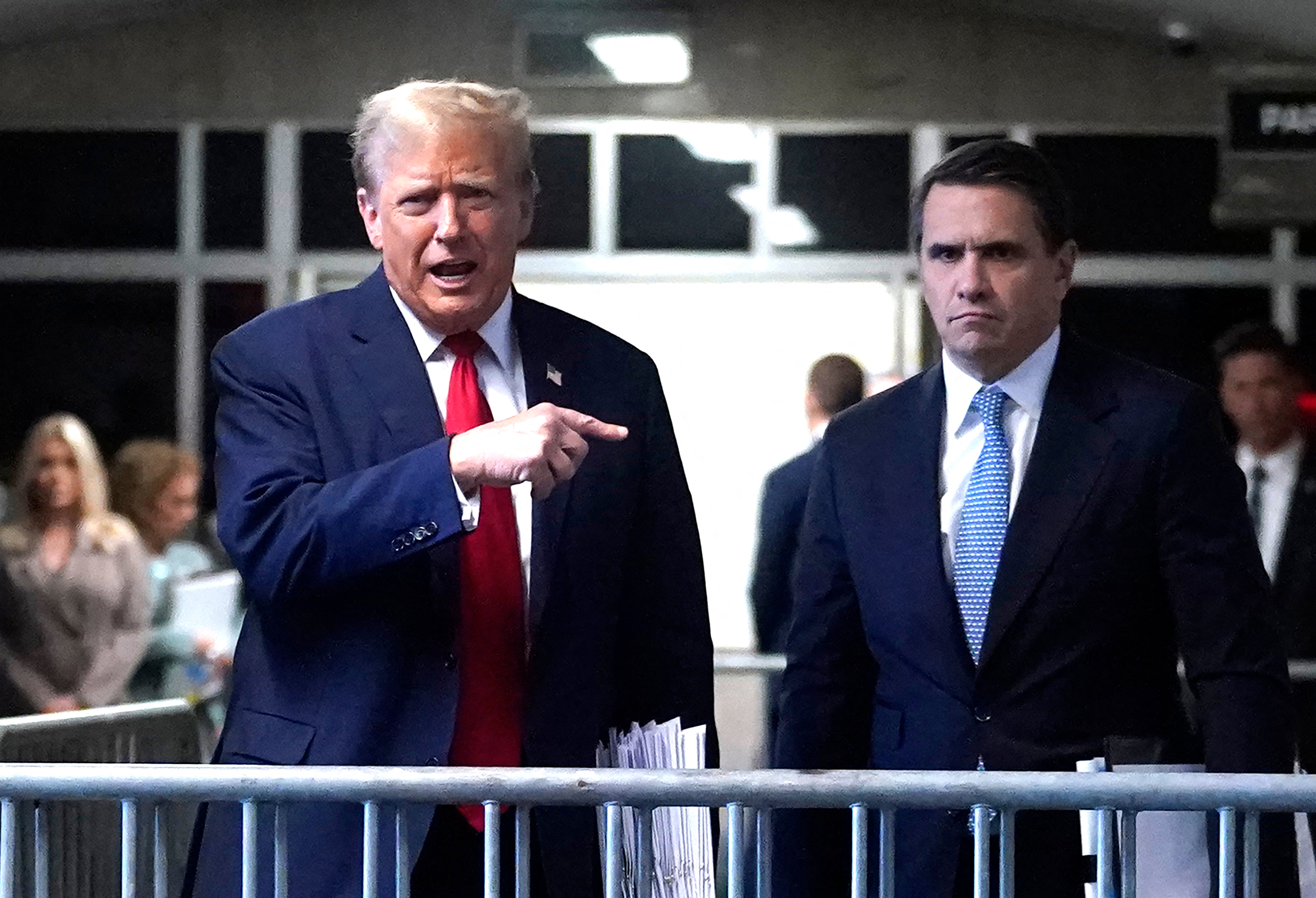 Trump - na slici s odvjetnikom za kaznenu obranu Todd Blanche, sada službenik broj 2 u Ministarstvu pravosuđa - traži da svoj slučaj novca prenese na savezni sud, gdje ga tužitelji mogu natjerati da nestane