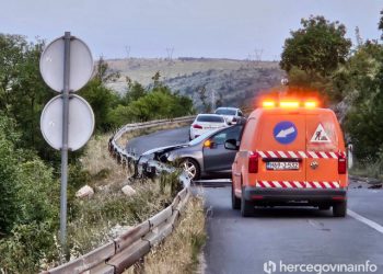 FOTO Jedna osoba ozlijeđena u sudaru na cesti Mostar – Čitluk, promet potpuno obustavljen