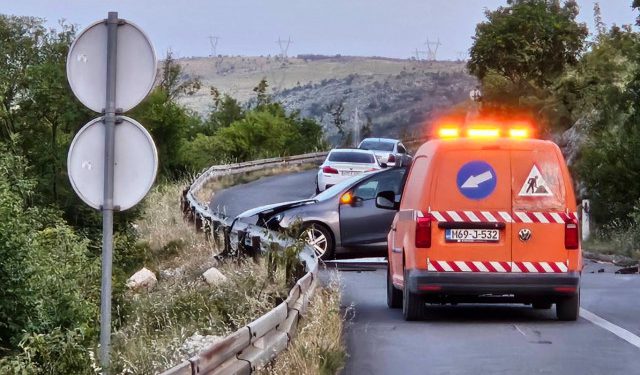 FOTO Jedna osoba ozlijeđena u sudaru na cesti Mostar – Čitluk, promet potpuno obustavljen