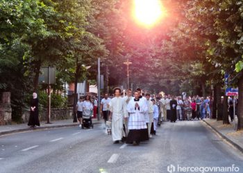 FOTO Mostarski vjernici proslavili Tijelovo zajedničkom misom i velikom procesijom kroz grad